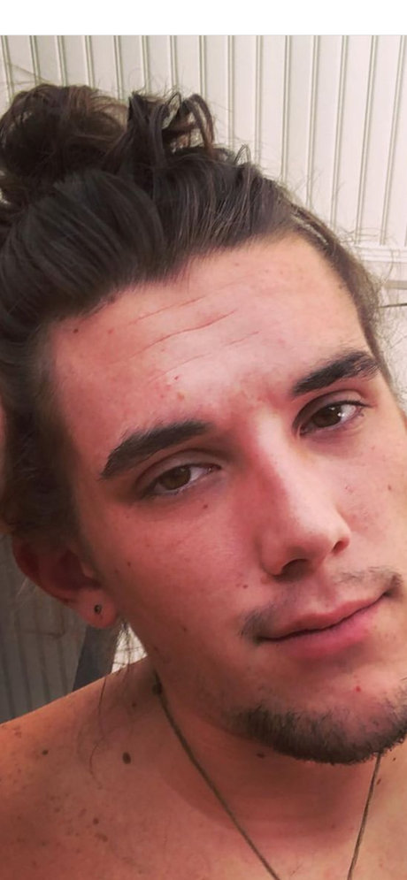 Naken läckt OnlyFans-bild av Cade Weeks
