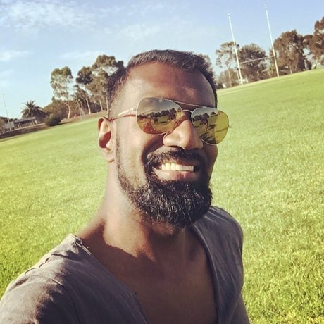 Naken läckt OnlyFans-bild av Raj Tuvok