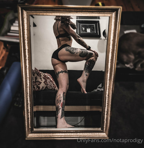 Naakte gelekte OnlyFans-foto van Notaprodigy