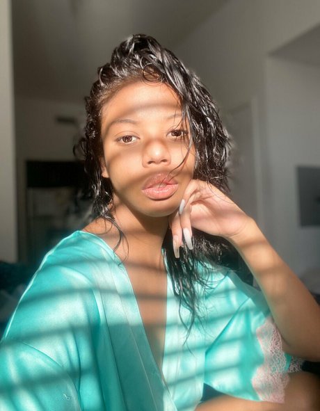 Naken lekkede OnlyFans-bilde av Nia Nacci