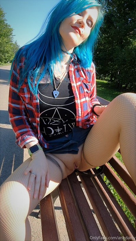 Naken lekkede OnlyFans-bilde av Ann Darcy