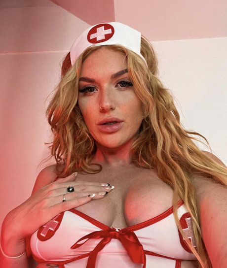 Naken läckt OnlyFans-bild av Annie Charlotte