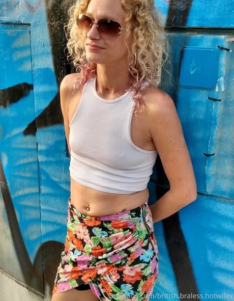 Naakte gelekte OnlyFans-foto van Britishbralesshotwifex