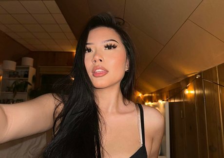 Обнаженная фотография утечки OnlyFans от Faith Vang