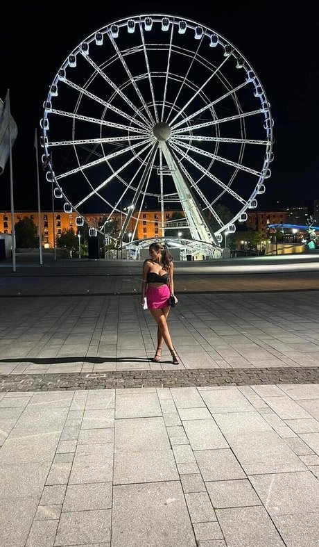 Alaston vuotanut OnlyFans-kuva Esme Deacon