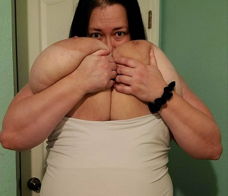 Bustybigbootyjudy