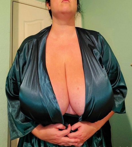Bustybigbootyjudy