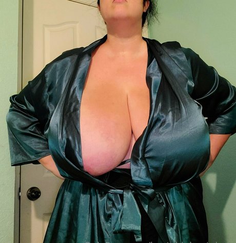 Bustybigbootyjudy