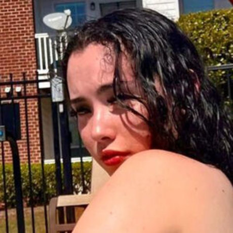 Naken läckt OnlyFans-bild av Ouhjulie