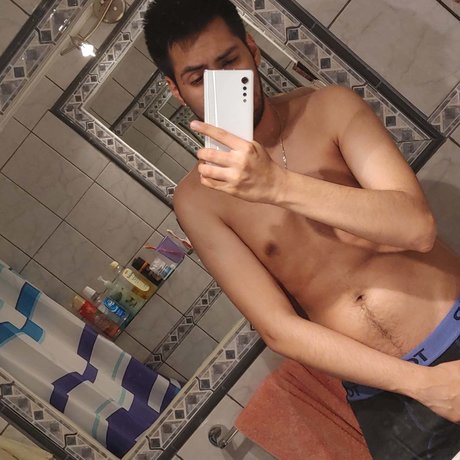 Naken läckt OnlyFans-bild av Okaiser