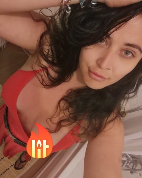Naken läckt OnlyFans-bild av Bustymusclebabe