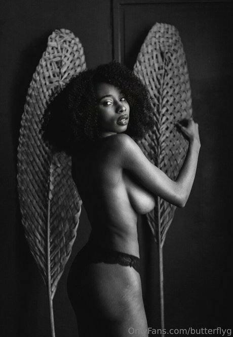 Naken läckt OnlyFans-bild av Butterflyg