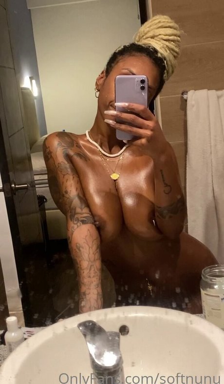 Naken lekkede OnlyFans-bilde av Softnunu