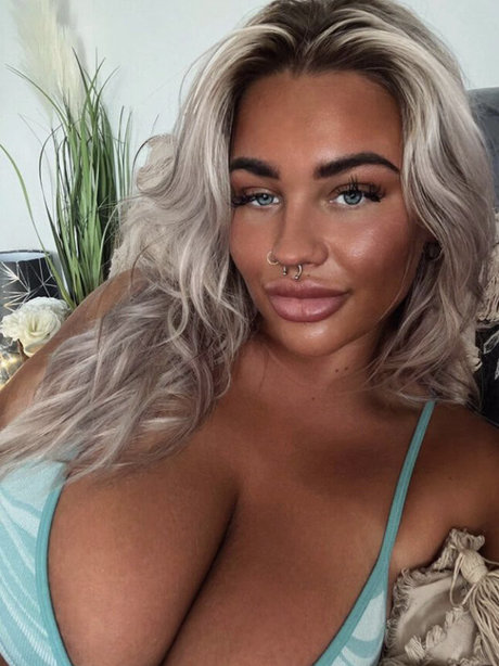 Naakte gelekte OnlyFans-foto van Nicole Barker