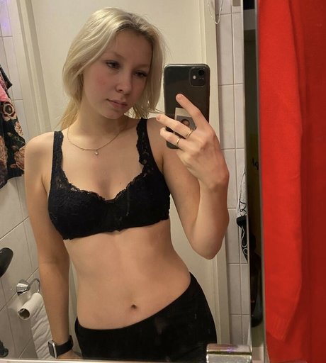 Naken läckt OnlyFans-bild av Pinjakasteh