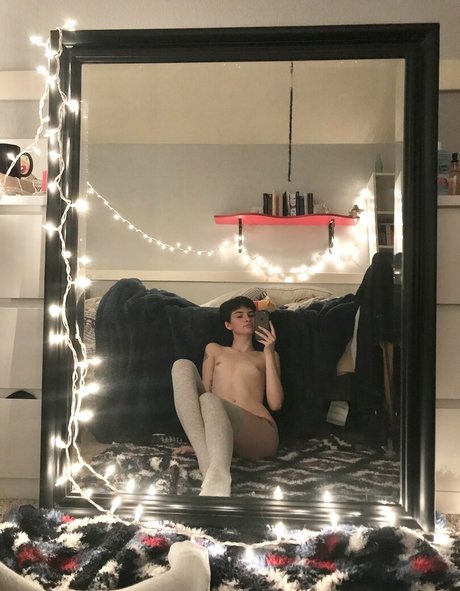 Naken läckt OnlyFans-bild av Artsybaby