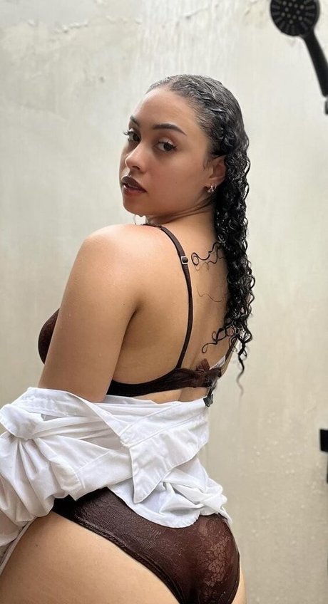 Naken läckt OnlyFans-bild av Arielle Tara