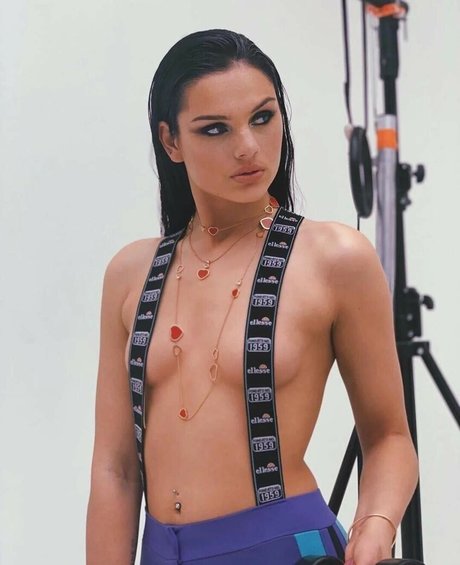 Naakte gelekte OnlyFans-foto van Famke Louise