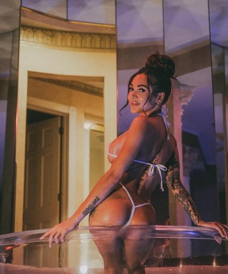 Naken läckt OnlyFans-bild av Leena Wild