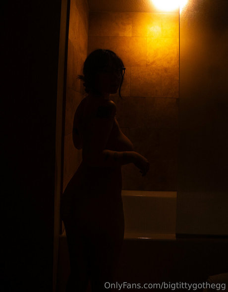 Naken läckt OnlyFans-bild av Bigtittygothegg