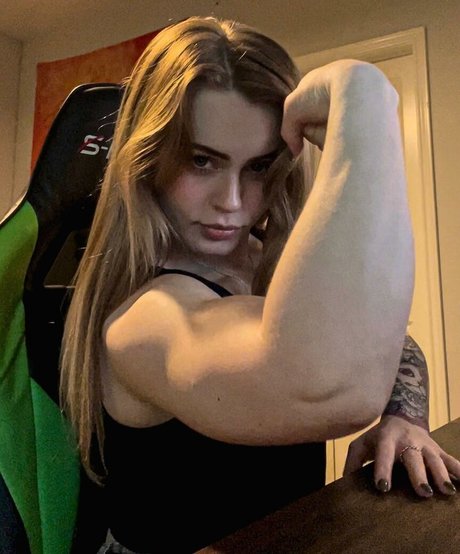 Naken läckt OnlyFans-bild av Ayshia Schisel