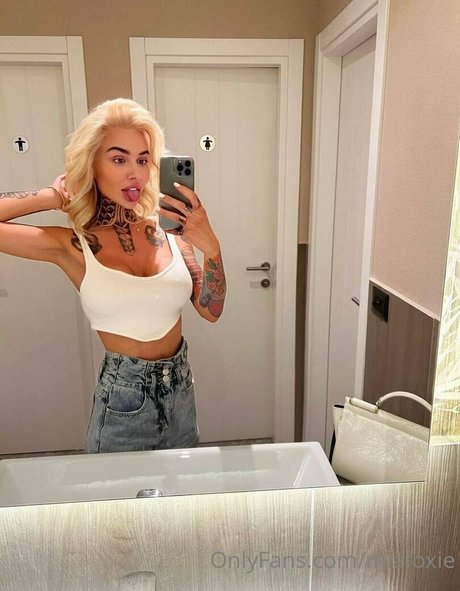 Naken läckt OnlyFans-bild av Miafoxybae