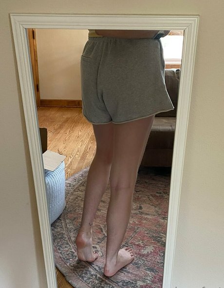 Carlyreyfeet