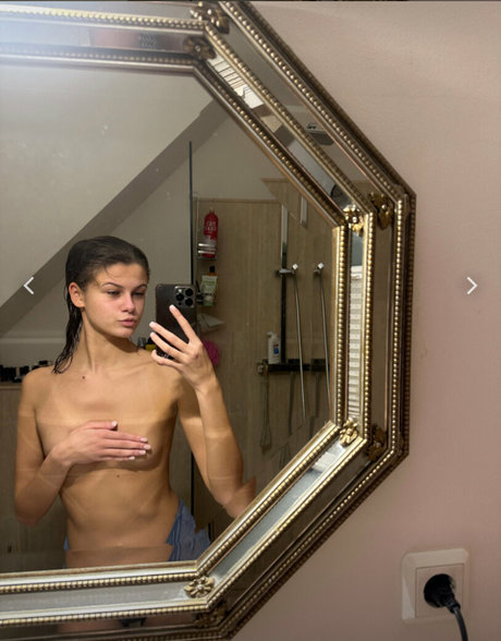Naken läckt OnlyFans-bild av Bella Jone