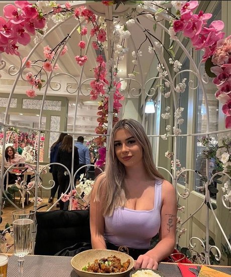 Naken läckt OnlyFans-bild av Lucy Scales