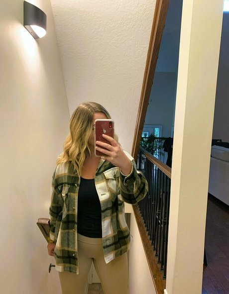 Naken läckt OnlyFans-bild av Yournurseamber