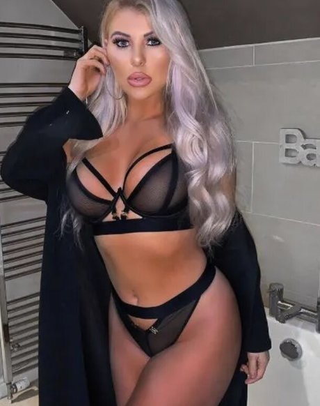 Naken läckt OnlyFans-bild av Chloe Gabrielle Chaloner