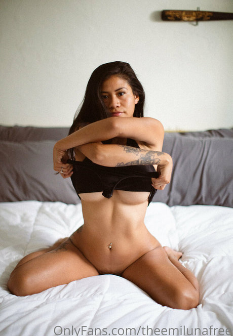 Naakte gelekte OnlyFans-foto van Theemilunafree