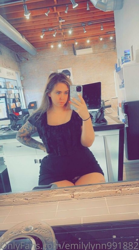 Обнаженная фотография утечки OnlyFans от Emilylynn026