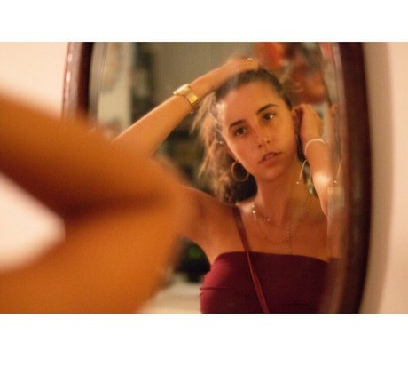 Naakte gelekte OnlyFans-foto van Emanuelle Kadosh