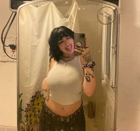 Naken läckt OnlyFans-bild av Adrianna Cooletti