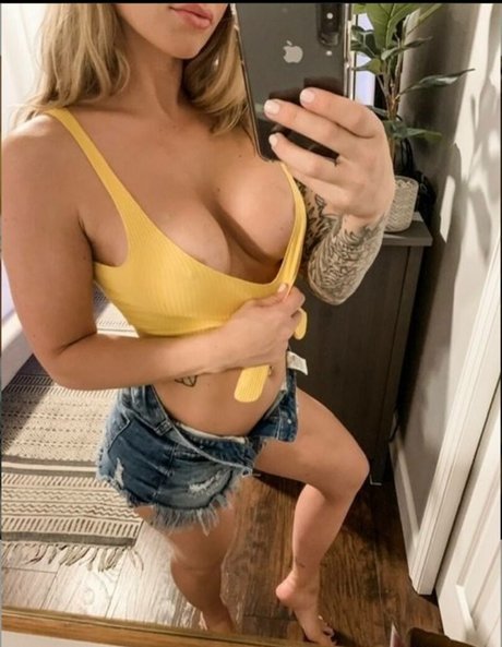 Naken läckt OnlyFans-bild av Kayla Manthey