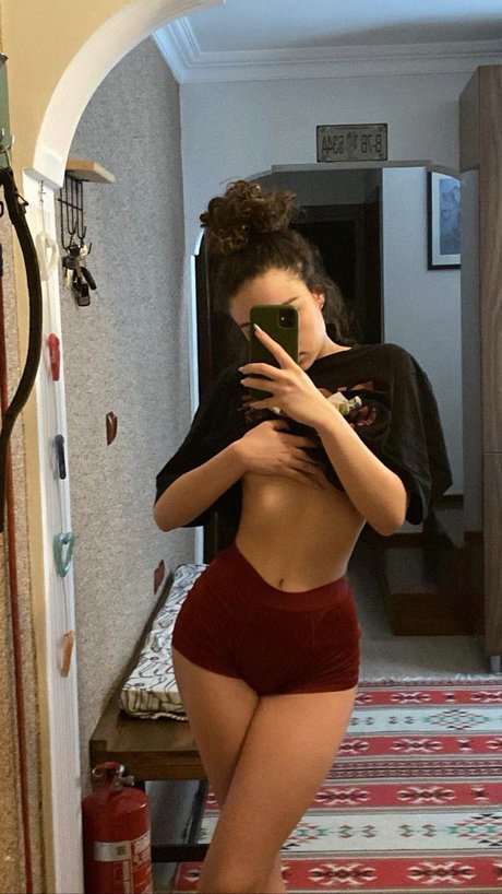Naken läckt OnlyFans-bild av Aleynakutluay