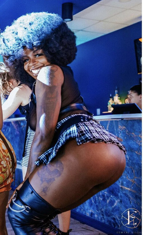 Naakte gelekte OnlyFans-foto van Gem Sapphir