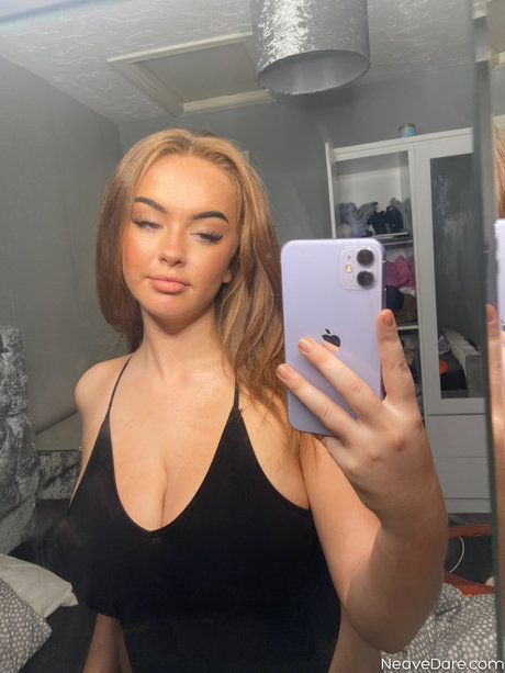 Alaston vuotanut OnlyFans-kuva Neave Dare