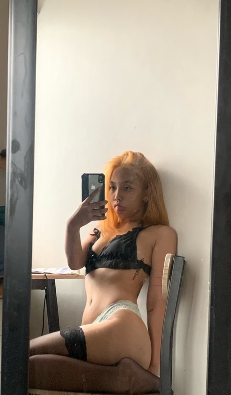 Naakte gelekte OnlyFans-foto van Noreen Pilotin