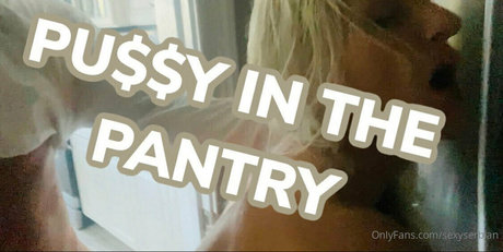 Naakte gelekte OnlyFans-foto van Sexyserbian