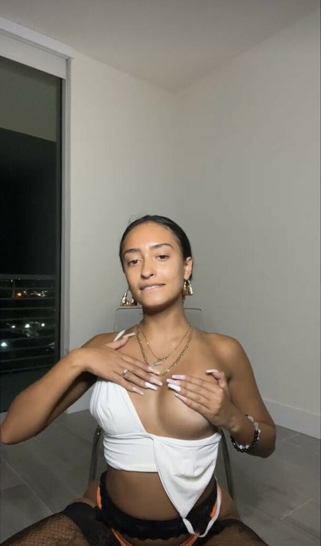 Naakte gelekte OnlyFans-foto van Thalia Pagan