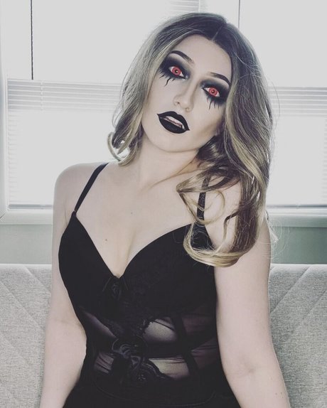 Naken läckt OnlyFans-bild av Maisielynnie