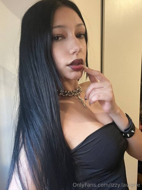 Naken läckt OnlyFans-bild av Izzy Lavigne