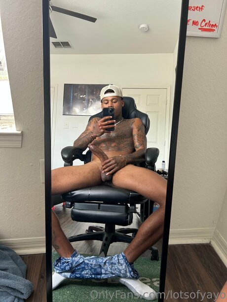 Naakte gelekte OnlyFans-foto van Lotsofyayo