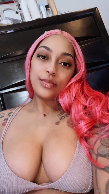 Naken läckt OnlyFans-bild av Purpkissesfree