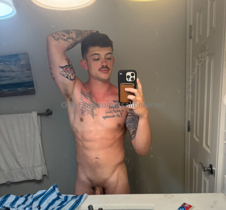 Naakte gelekte OnlyFans-foto van Itsallenferrell