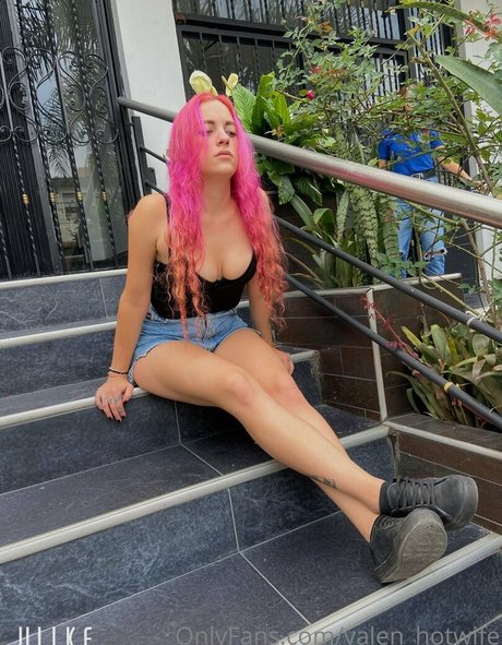 Naken läckt OnlyFans-bild av Valenhotwife