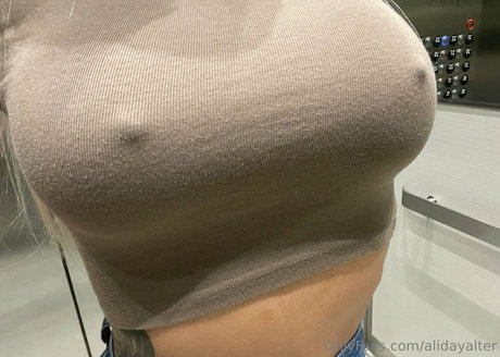 Naken läckt OnlyFans-bild av Alidayalter