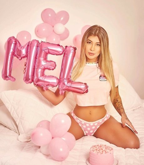 Naakte gelekte OnlyFans-foto van Deborah Meel